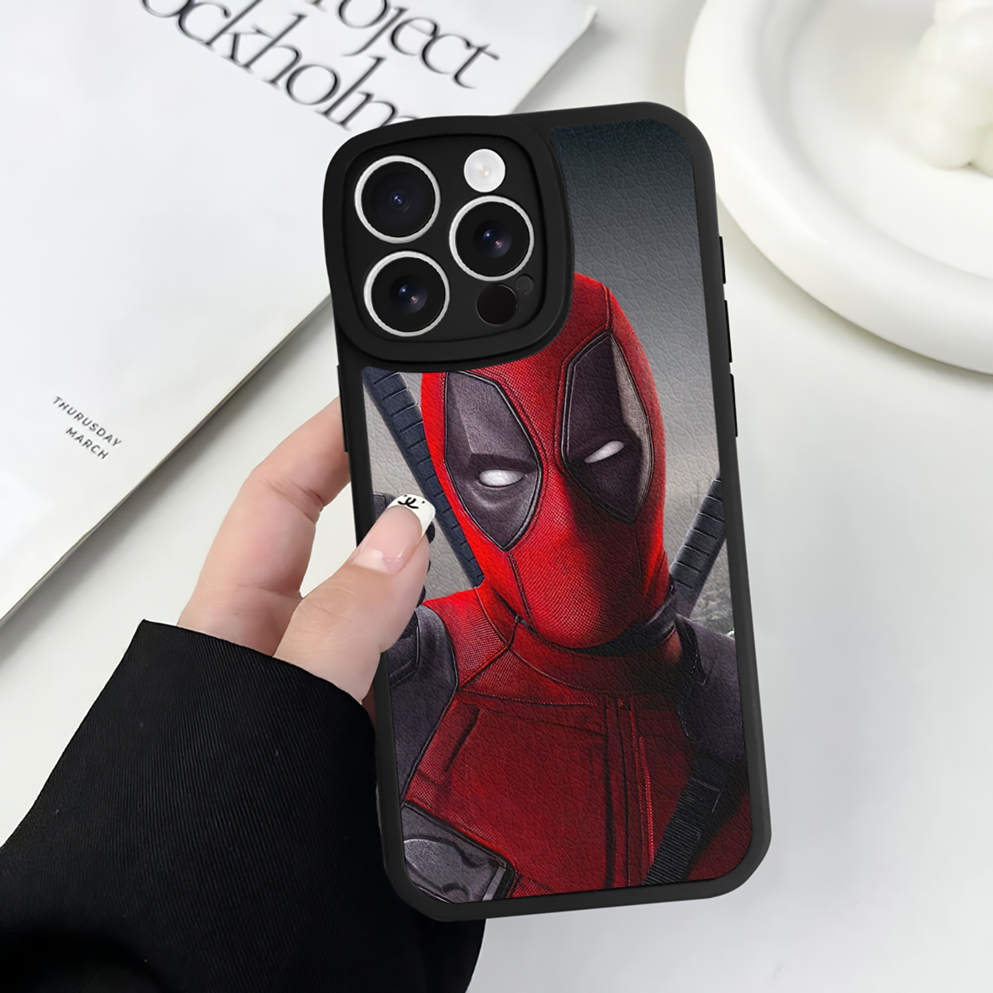 （画像用） Deadpool デッドプール 【iPhone 16シリーズ対応】シリコンスマホケース（レザー調） 材質：シリコン